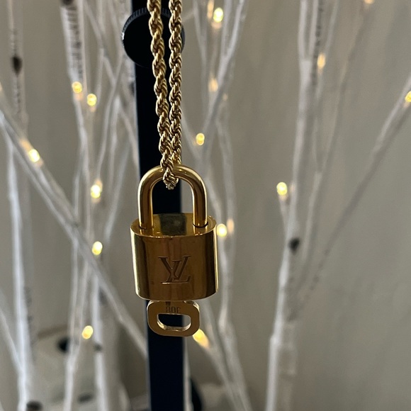 Authentic Louis Vuitton Lock and key necklace 308 - Picture 9 of 13
